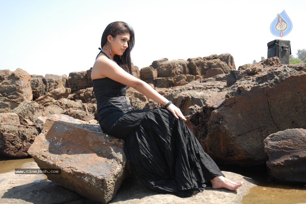 Nayanthara New Hot Stills - 74 / 80 photos