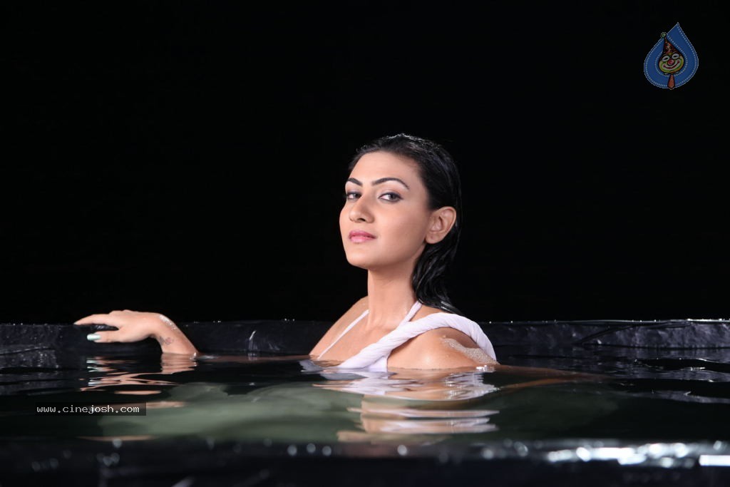 Neelam Upadhyay Hot Pics - 43 / 56 photos