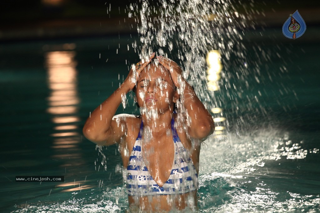 Neetu Chandra Spicy Stills - 33 / 46 photos