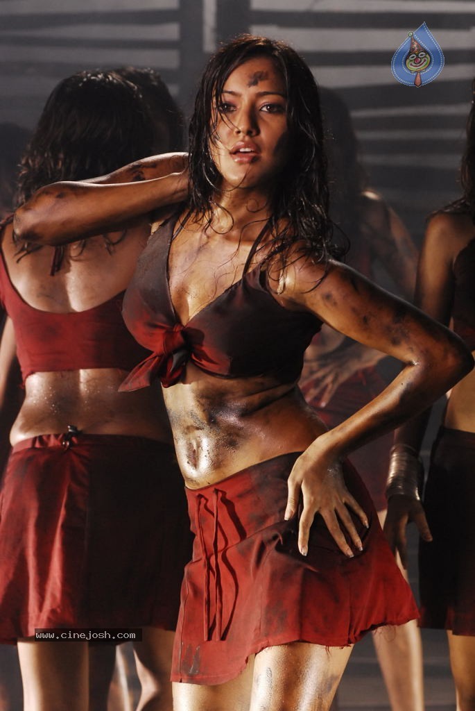 Neha Sharma Hot Stills - 32 / 40 photos