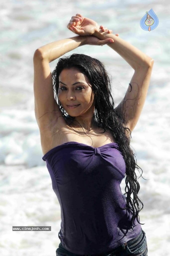 Nikita Rawal Spicy Stills - 5 / 38 photos