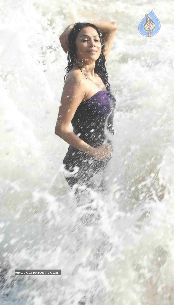 Nikita Rawal Spicy Stills - 8 / 38 photos