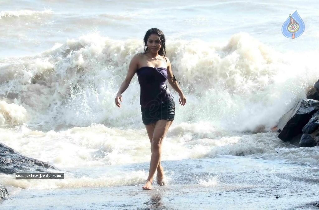 Nikita Rawal Spicy Stills - 37 / 38 photos