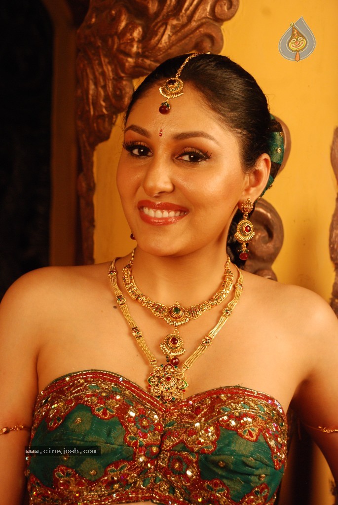 Pooja Chopra Hot Stills - 10 / 88 photos