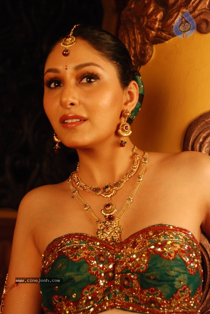 Pooja Chopra Hot Stills - 25 / 88 photos