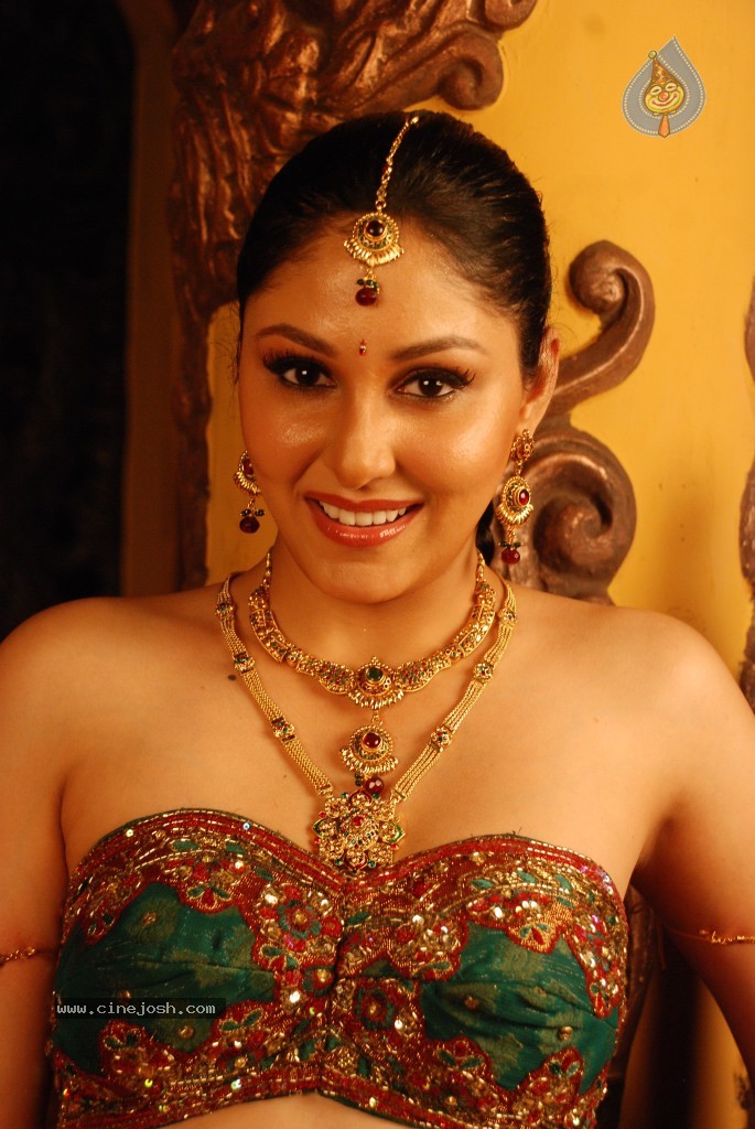 Pooja Chopra Hot Stills - 58 / 88 photos
