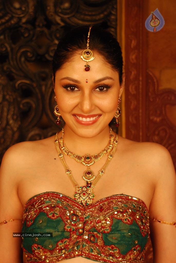 Pooja Chopra Hot Stills - 81 / 88 photos