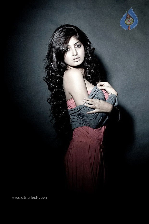 Poonam Kaur Spicy Stills - 9 / 10 photos