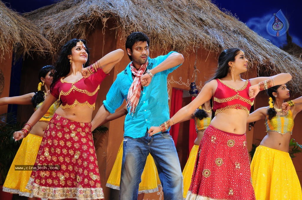 Raaj Movie Spicy Stills - 11 / 37 photos