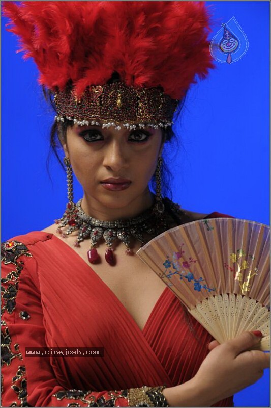 Reema Sen Spicy Stills In Yuganiki Okkadu Movie - 19 / 29 photos