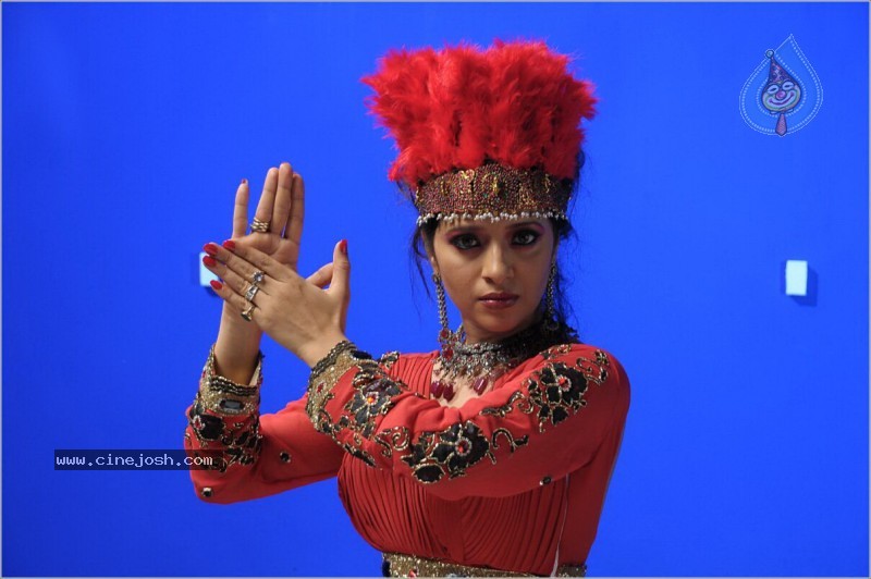 Reema Sen Spicy Stills In Yuganiki Okkadu Movie - 22 / 29 photos