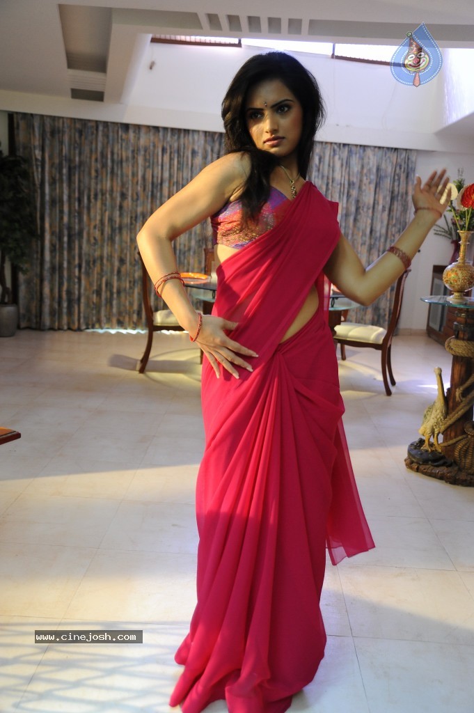 Reetu Kaur Hot Photos - 21 / 58 photos