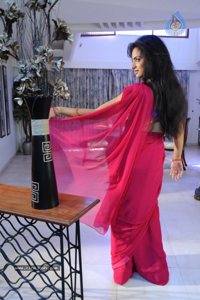 Reetu Kaur Hot Photos - 56 / 58 photos