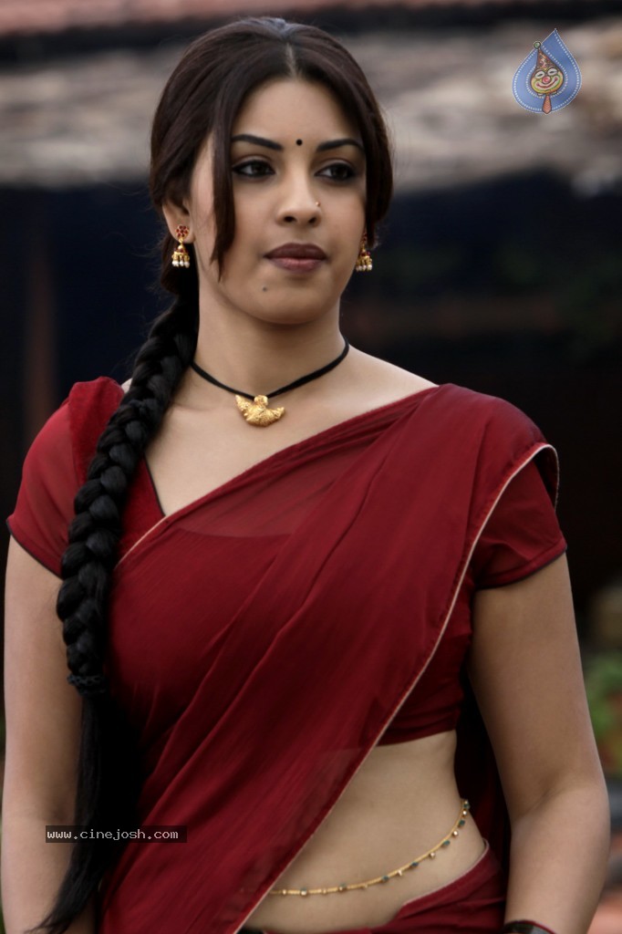 Richa Gangopadhyay Spicy Pics - 16 / 65 photos