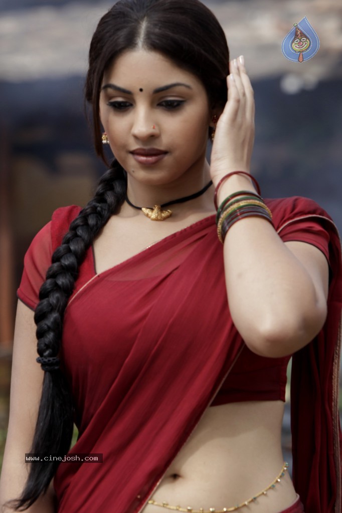 Richa Gangopadhyay Spicy Pics - 19 / 65 photos