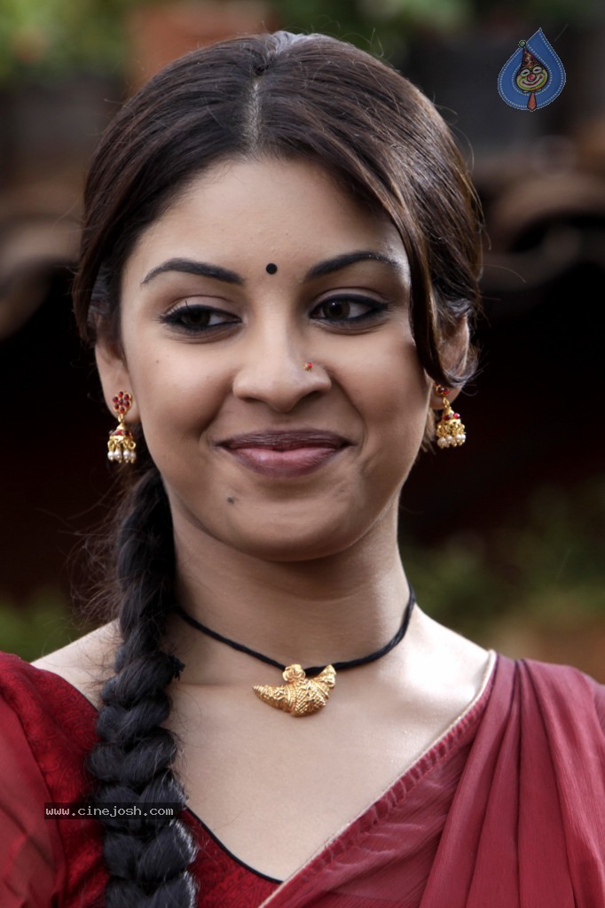 Richa Gangopadhyay Spicy Pics - 24 / 65 photos