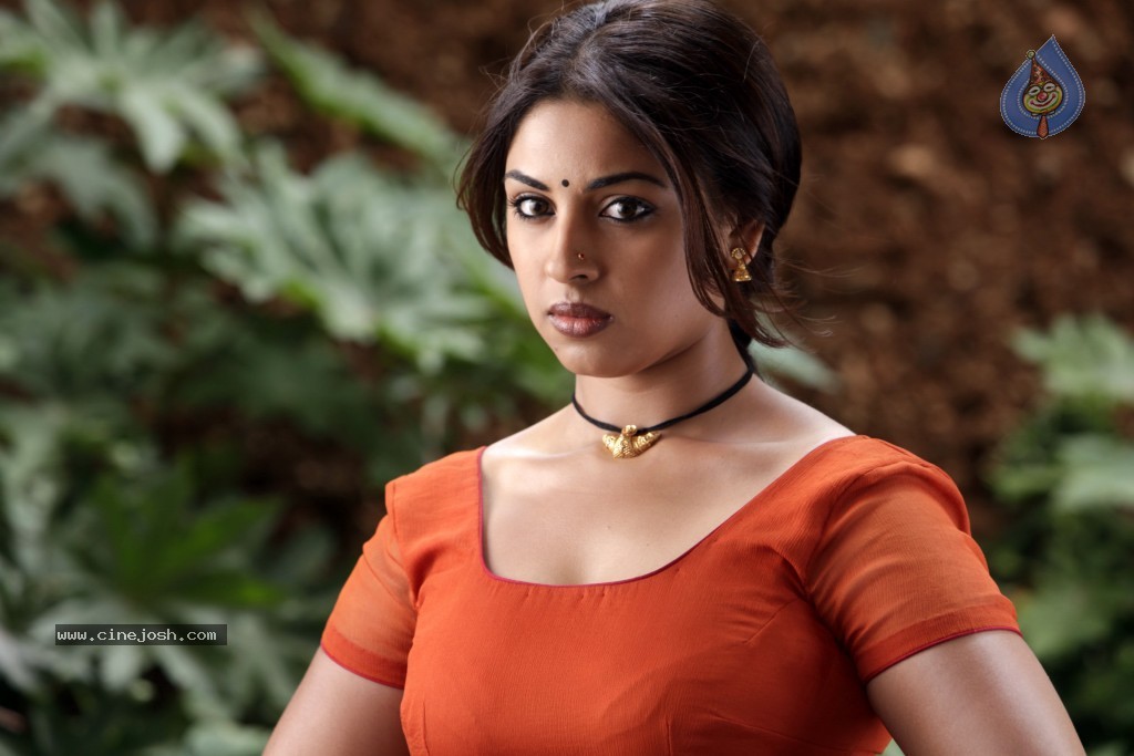 Richa Gangopadhyay Spicy Pics - 32 / 65 photos