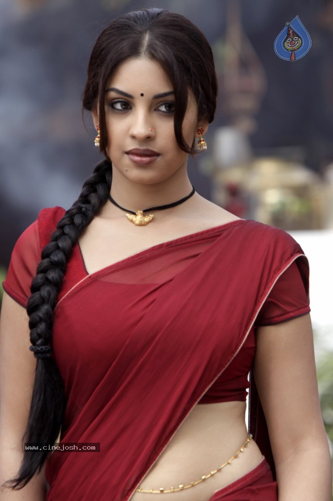 Richa Gangopadhyay Spicy Pics - 39 / 65 photos