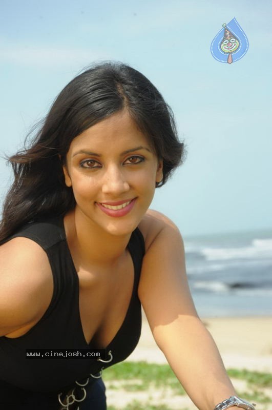 Rithika Hot Stills - 40 / 134 photos