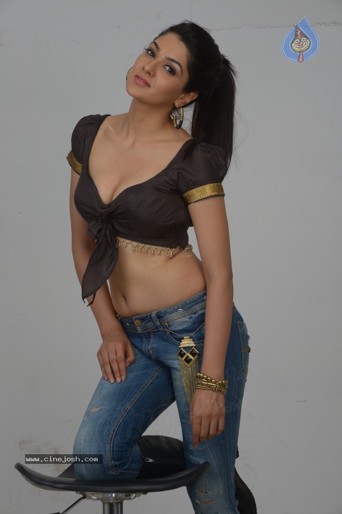 Sakshi Choudary Spicy Stills - 64 / 120 photos