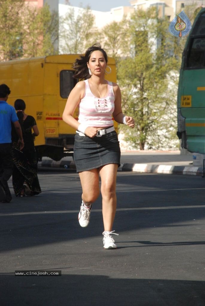 Sakshi Gulati Hot Gallery - 10 / 42 photos