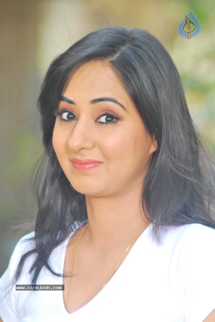 Sakshi Gulati Hot Photos - 5 / 97 photos