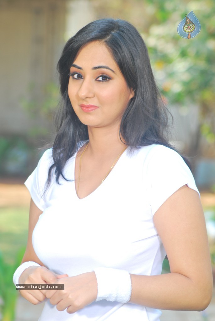 Sakshi Gulati Hot Photos - 29 / 97 photos