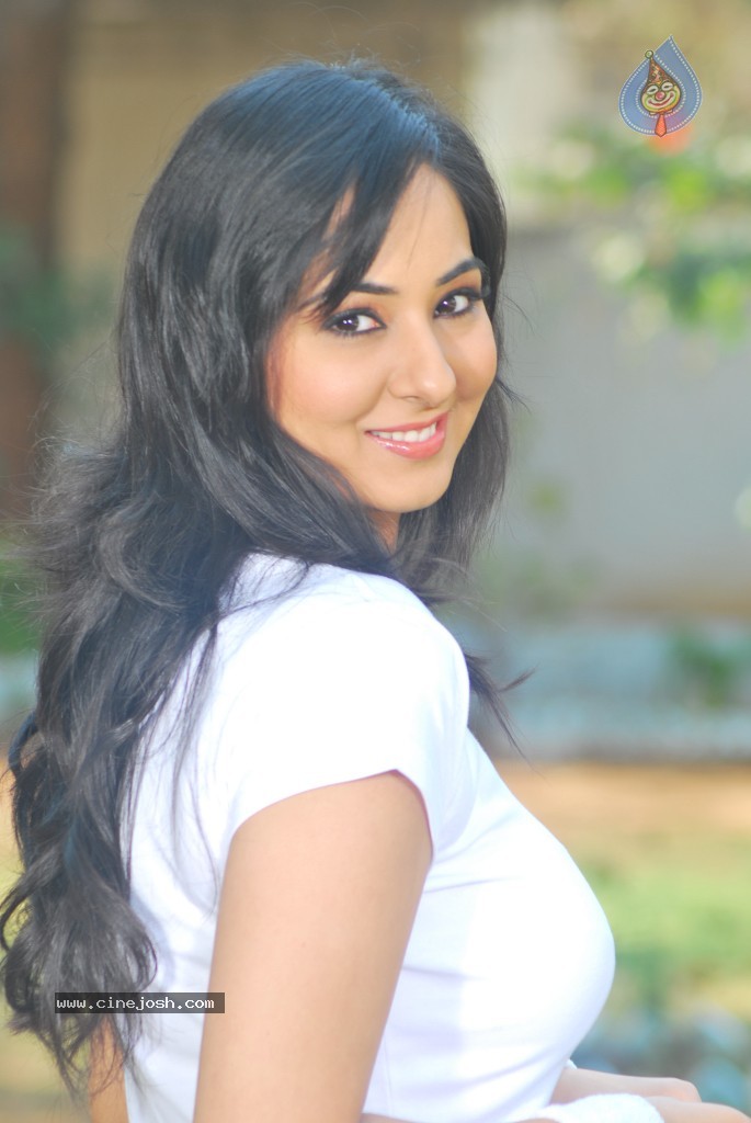 Sakshi Gulati Hot Photos - 77 / 97 photos