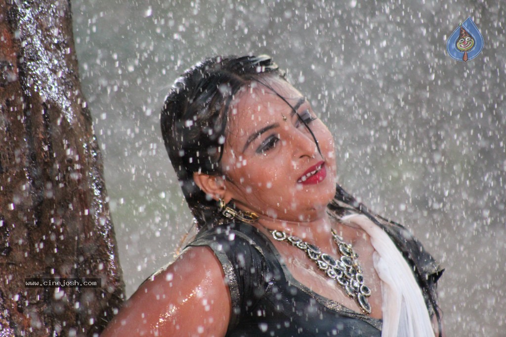 Samvritha Sunil Hot Stills - 13 / 45 photos