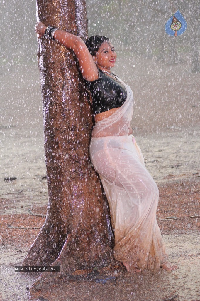 Samvritha Sunil Hot Stills - 14 / 45 photos