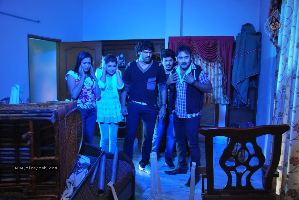 Sandatlo Sademiya Movie Hot Stills - 59 / 85 photos