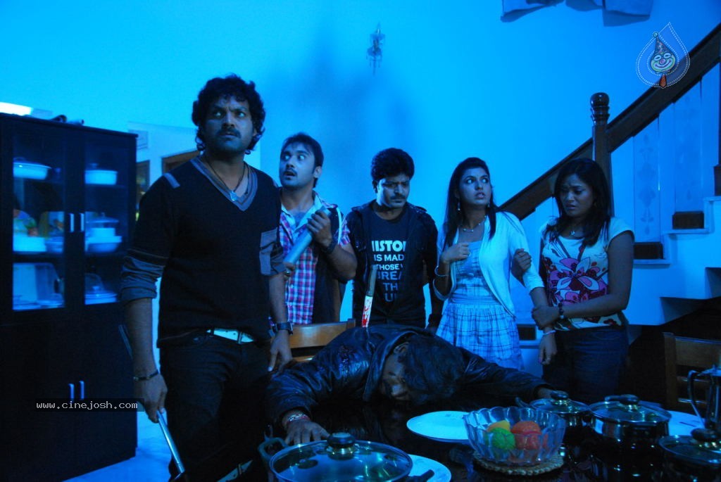 Sandatlo Sademiya Movie Hot Stills - 84 / 85 photos