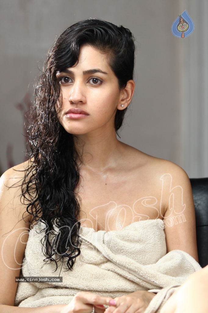 Anjali Lavania Hot Photos - 23 / 68 photos