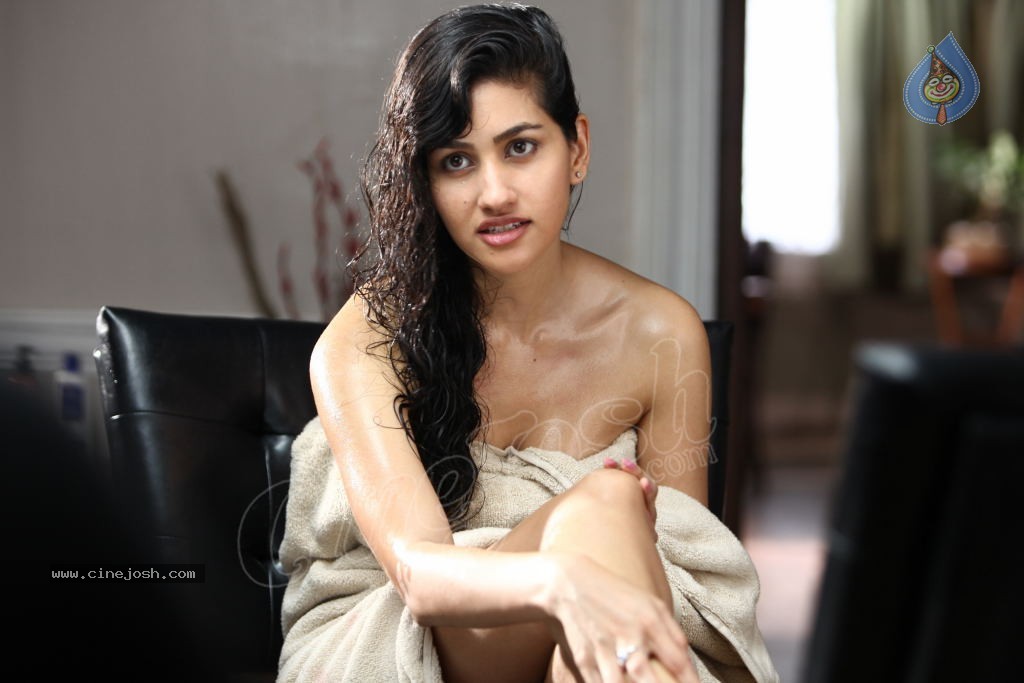 Anjali Lavania Hot Photos - 39 / 68 photos