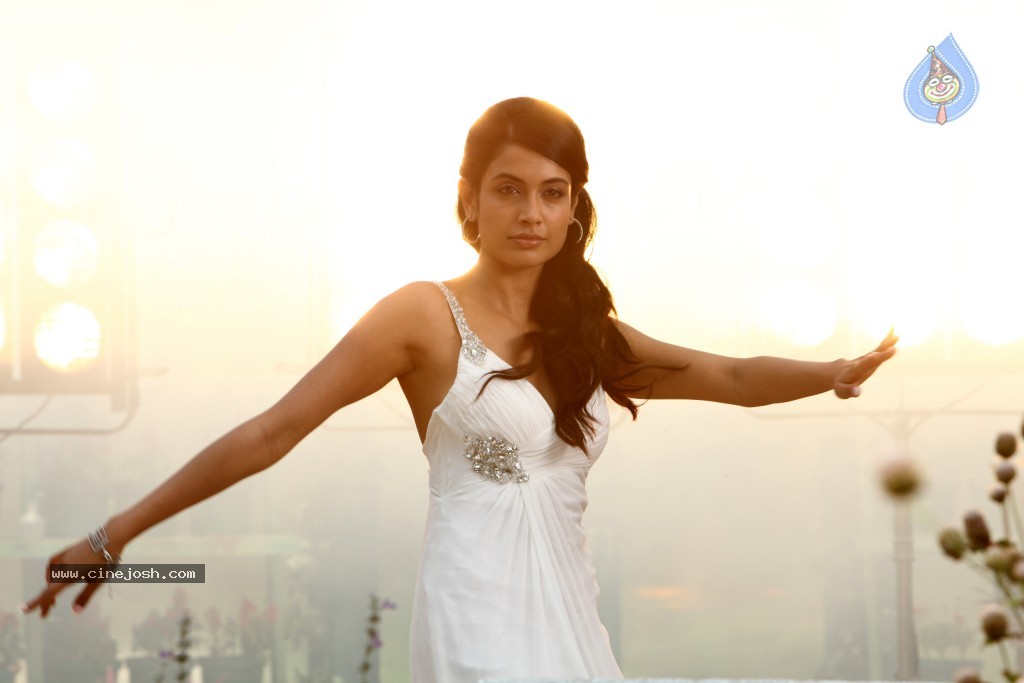 Sarah Jane Dias Hot Stills - 9 / 86 photos