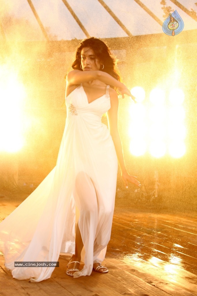 Sarah Jane Dias Hot Stills - 10 / 86 photos