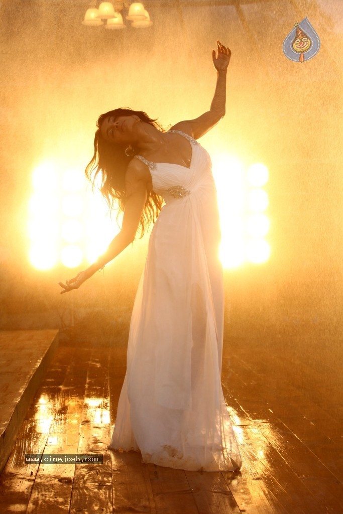 Sarah Jane Dias Hot Stills - 13 / 86 photos