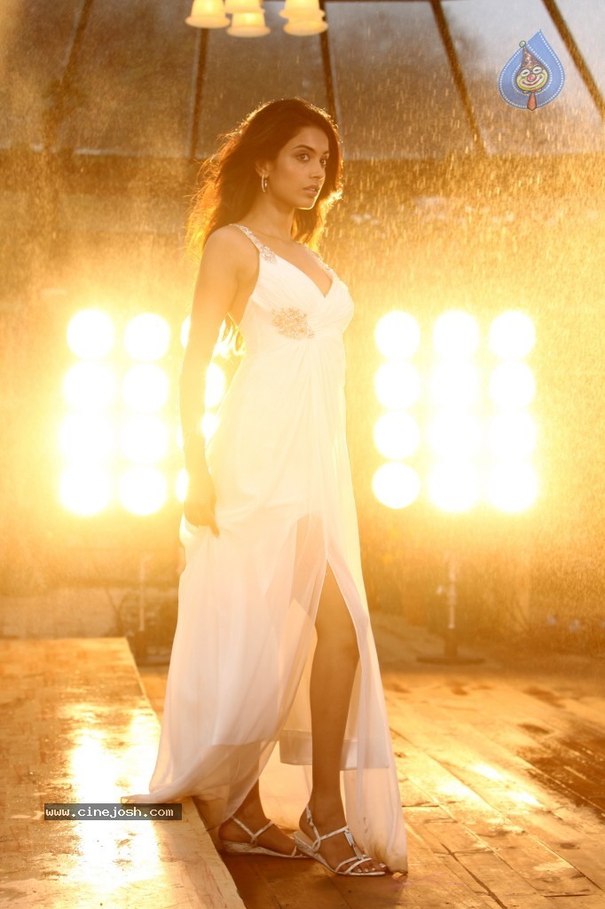 Sarah Jane Dias Hot Stills - 17 / 86 photos