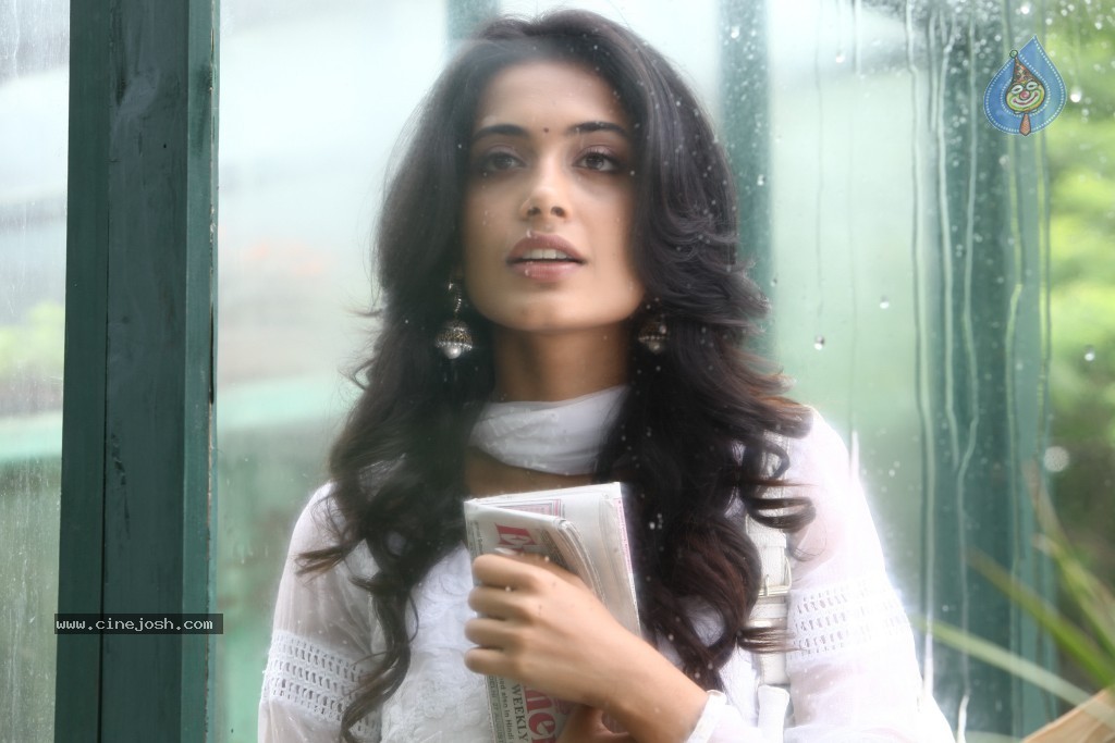 Sarah Jane Dias Hot Stills - 21 / 86 photos
