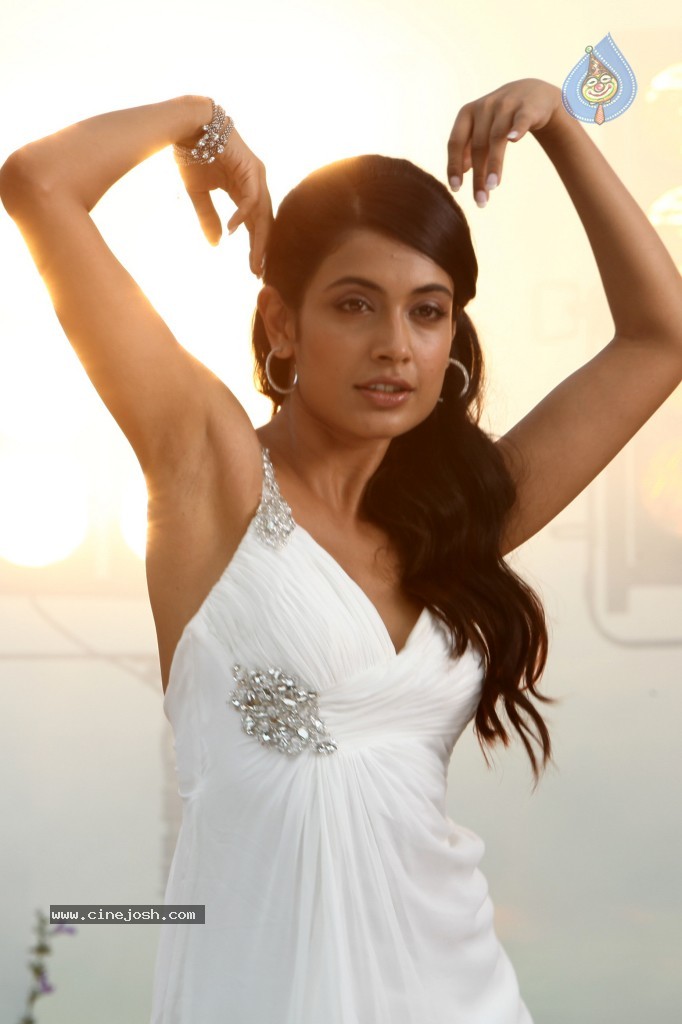 Sarah Jane Dias Hot Stills - 25 / 86 photos