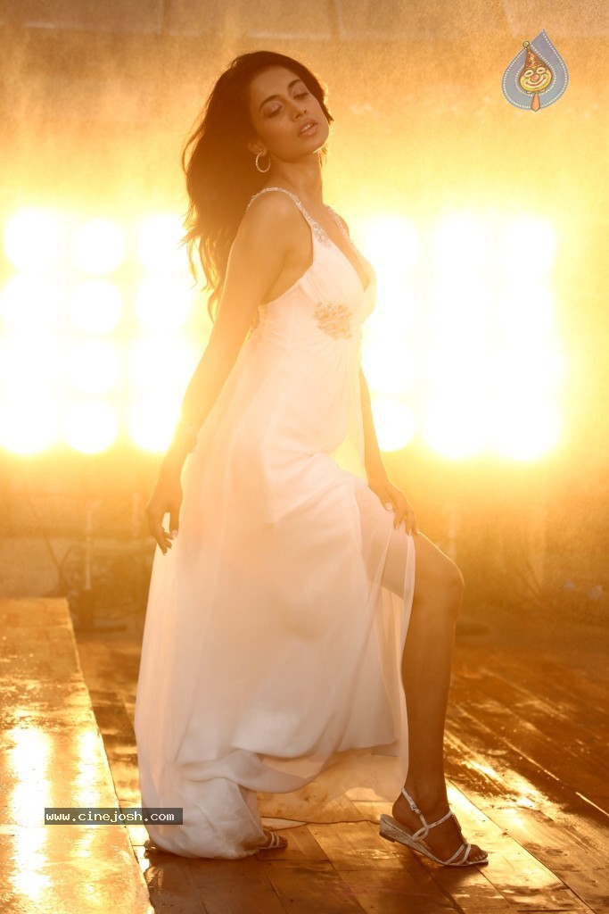 Sarah Jane Dias Hot Stills - 27 / 86 photos