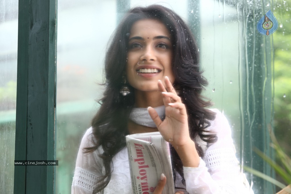 Sarah Jane Dias Hot Stills - 39 / 86 photos