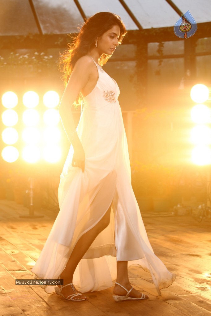 Sarah Jane Dias Hot Stills - 78 / 86 photos