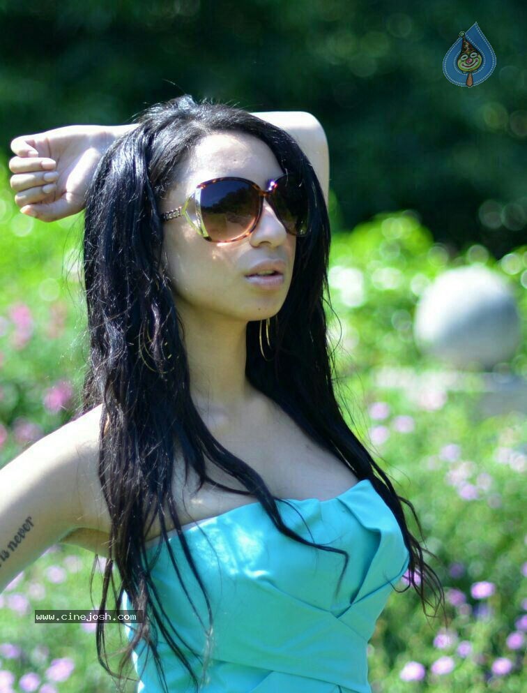 Shanti Dynamite Hot Photos - 4 / 5 photos