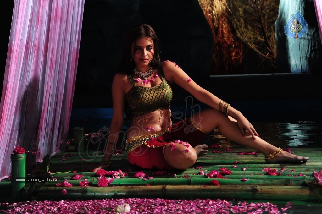 Sheena Shahabadi Hot Photos - 118 / 137 photos