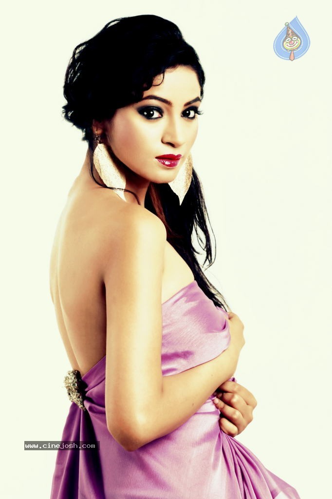 Shilpi Sharma Hot Photos - 14 / 28 photos