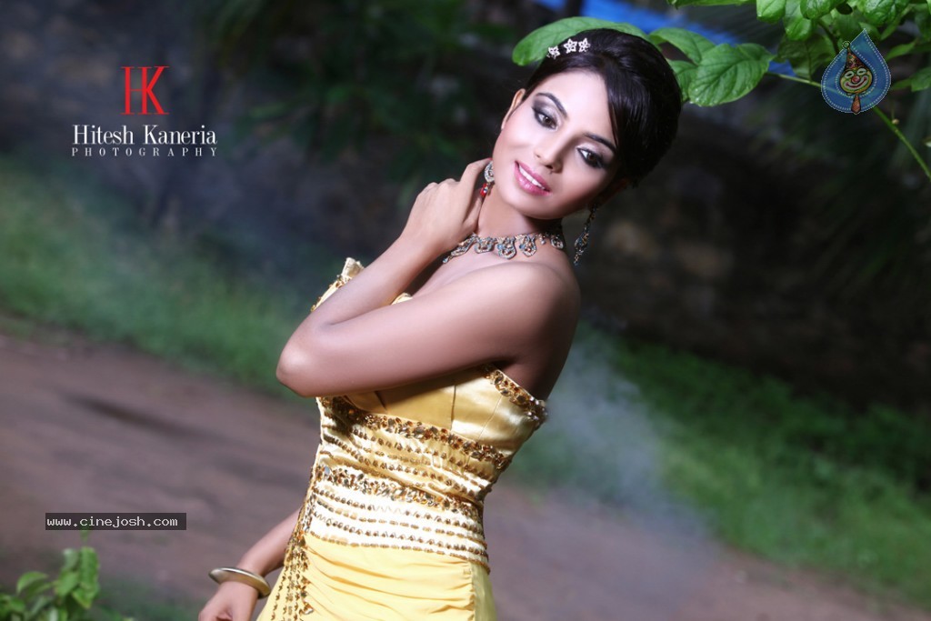 Shilpi Shukla Hot Photo Shoot - 14 / 31 photos