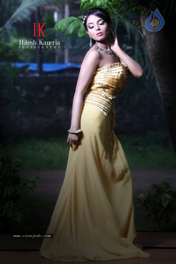 Shilpi Shukla Hot Photo Shoot - 19 / 31 photos