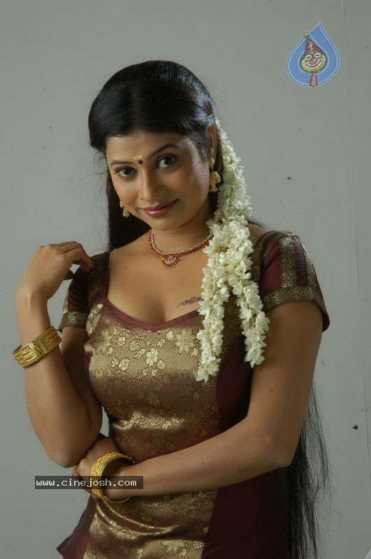 Shobana Naidu Hot Photos - 2 / 56 photos