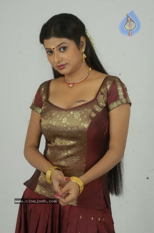 Shobana Naidu Hot Photos - 24 / 56 photos